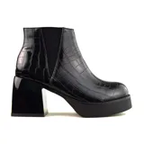 Botín Chelsea negro con plataforma y taco cuadrado. El exterior es de cuero sintético con textura de cocodrilo y elástico en los laterales.