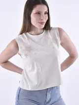 Musculosa color crema con cuello redondo y estampado de estrellas plateadas.
