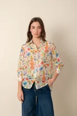Camisa de dama estampada con palmeras color azul.