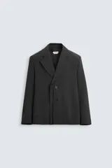 Blazer negro de corte relajado con cuello de solapa de muesca desmontable, manga larga, bolsillos frontales ocultos y cierre frontal con botones.