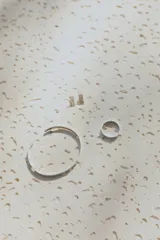 Par de caravanas rectangulares de plata 925 con textura irregular. Una caravana es color dorado y la otra es color celeste.