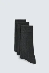 Pack de tres pares de calcetines de algodón color gris oscuro con diseño acanalado y rib elástico.