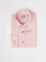 Camisa de manga larga, color blanco, con cuello button-down y bolsillo frontal.