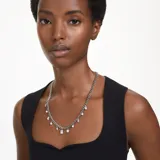 Collar plateado de cadena gruesa con cristales colgantes de diferentes formas y tamaños.