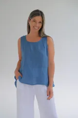 Musculosa azul jean de lino italiano, corte suelto y fluido, con detalle de botones en la espalda.