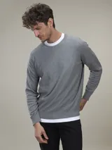 Sweater gris de algodón con cuello redondo.