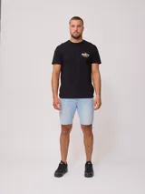 Remera negra de algodón con estampado en la espalda con el logo de Rusty y la frase "Global Wave Chasers".