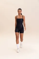 Jumpsuit corto color ladrillo con breteles finos, de tejido Allure® Adaptiv con superficie acanalada y ligero brillo.