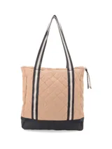 Cartera tipo shopper azul con diseño capitoneado y base negra. Tiene correas bitono, cierre de nylon con tirador textil, logo metálico, bolsillos interiores y compartimento acolchado para laptop.