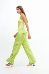 Top celeste de un hombro con detalle de volados en el escote y textura acanalada.