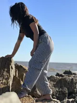 Pantalón de tela rayada rosa y blanco, de corte amplio y cintura elastizada.