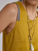 Vestido midi rojo de lino, sin mangas y con cuello redondo.