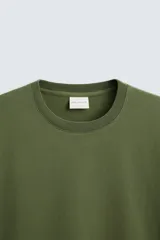 Camiseta verde militar de corte recto, cuello redondo y manga corta.