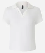 Blusa marrón con cuello polo y escote en V, de manga corta.