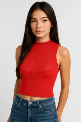 Top rojo de tejido de punto acanalado, con cuello alto y sin mangas.