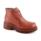 Bota acordonada color marrón con suela gruesa, diseñada para brindar estilo y confort.