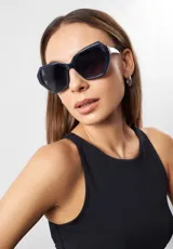 Lentes de sol Eco Shades modelo Lucia, con montura angular color verde oliva y lentes degradadas en marrón. Fabricados con materiales reciclados.