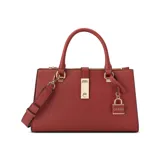 Cartera Guess modelo Delvin Chica, color rojo, con doble asa corta, correa larga extraíble y cierre superior con cremallera. Incluye herrajes dorados y colgante con el logo de la marca.