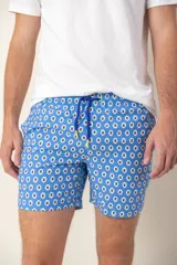 Short de baño celeste con estampado de flores blancas y rojas, con cintura elástica y cordón de ajuste azul.