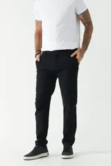 Pantalón chino color beige, corte slim, con bolsillos laterales y traseros.