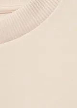 Camiseta color crema de corte recto, cuello redondo y manga corta. Confeccionada en tejido mezcla de poliéster, algodón y elastano.