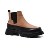 Bota Chelsea color beige con suela track color marrón.