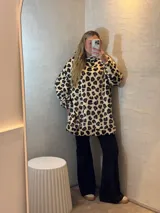 Canguro oversize con capucha, de tela suave con estampado animal print en tonos azul, negro y blanco.