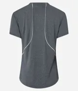 Remera deportiva gris de microfibra ligera, con cuello redondo, mangas cortas y frisos contrastantes blancos en la espalda.