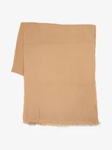 Bufanda rectangular color beige con textura de tejido plano y flecos cortos en los extremos.