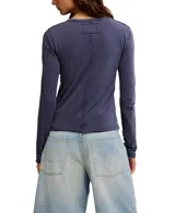 Camiseta de manga larga color blanco, de corte ajustado y cuello redondo.