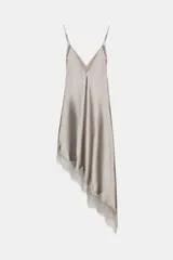 Vestido midi de satén color gris topo, con escote en V y tirantes finos regulables. El ruedo es asimétrico y está adornado con encaje. Cierre lateral con cremallera oculta.