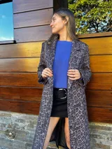 Tapado largo con estampado animal print en tonos grises.