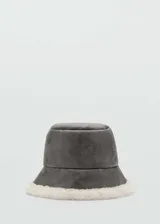 Gorro tipo bucket gris con borde de piel sintética blanca.