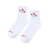 Calcetines blancos de algodón con diseño de flores rojas y verdes bordadas en la parte superior.