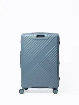 Valija rígida de 28 pulgadas color celeste con diseño de líneas diagonales en relieve. Cuenta con manija retráctil, cuatro ruedas con giro de 360°, cierre con combinación y manija lateral. Interior forrado con divisor y bolsillo de red.