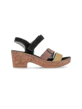 Sandalia con plataforma de corcho, tiras de cuero color negro, marrón y amarillo.