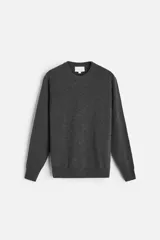 Jersey de hombre regular fit tejido en hilatura de lana cashmere color gris oscuro. Cuello redondo y manga larga.