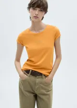 Remera color naranja con cuello redondo y mangas cortas con dobladillo. Estampado frontal con el logo de la marca.