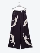 Pantalón palazzo negro con estampado de sirenos blancos y cintura elástica.