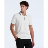 Polo de hombre color crema con cierre de cremallera corto, cuello y mangas con ribete negro y logo bordado en el pecho.