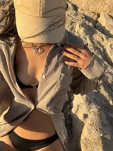 Camisa oversize de manga larga, color beige claro con efecto nevado o textura sutil.