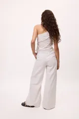 Top azul de un hombro con volados y confeccionado en lino y algodón.