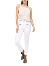 Pantalón de jeans blanco, corte skinny, tiro medio, con bolsillos delanteros con cierre metálico color bronce y ruedo desflecado.