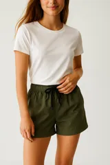Short deportivo color verde militar, de poliéster, con cintura elástica ajustable con cordón negro.