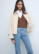 Jeans de tiro medio, estilo flare, color celeste claro con efecto lavado. Presenta dos bolsillos de parche frontales y bajo deshilachado.