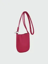 Bolso bandolera Longchamp modelo Le Roseau, color fucsia, con correa fina ajustable y cierre con broche metálico.