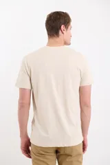 Remera negra de manga corta con cuello redondo y logo pequeño bordado en el pecho.