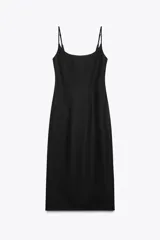 Vestido midi negro de breteles finos regulables, escote recto y abertura en el ruedo.