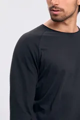 Remera negra de manga larga con cuello redondo.