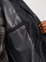 Chaleco acolchado negro sin mangas con cuello alto y cierre de cremallera.